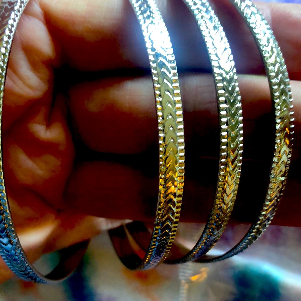 Set of 4 silver bangles